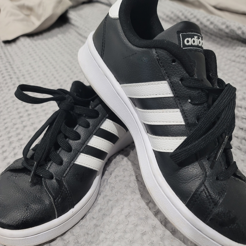 Black Adidas tennis shoes w/ white stripes
